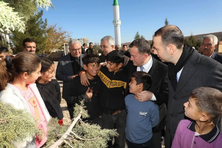 Nizip Protokolü Şıh Hasan İlkokulu Öğrencileriyle Buluştu Nizip Protokolü Şıh Hasan İlkokulu Öğrencileriyle Buluştu