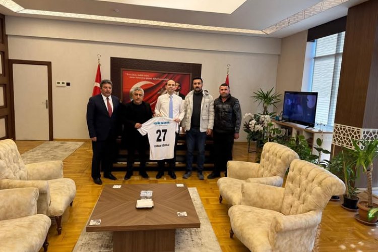 Nizip Spor’dan Kaymakam Osman Uğurlu’ya Anlamlı Ziyaret ve Forma Hediyesi Nizip Spor’dan Kaymakam Osman Uğurlu’ya Anlamlı Ziyaret ve Forma Hediyesi
