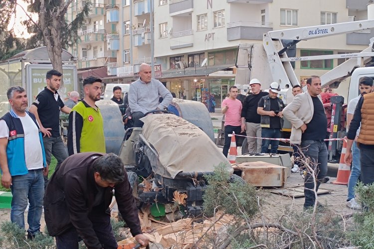 Nizip’te Servis Minibüsü ile Traktör Çarpıştı: Facianın Eşiğinden Dönüldü Nizip’te Servis Minibüsü ile Traktör Çarpıştı: Facianın Eşiğinden Dönüldü