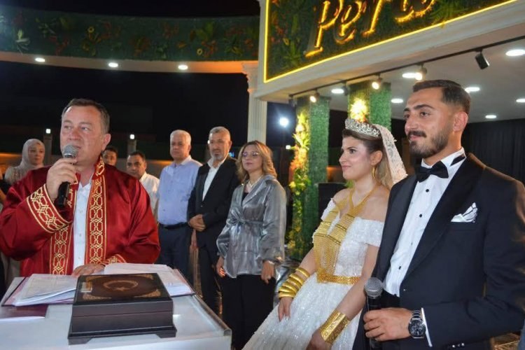 Nizip’te Görkemli Düğün: Kendirci ve Süzer Ailelerinin Evlatları Hayatlarını Birleşti Nizip’te Görkemli Düğün: Kendirci ve Süzer Ailelerinin Evlatları Hayatlarını Birleşti