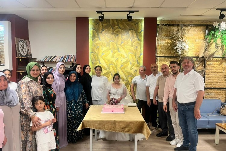 Nisa Nur’un Hayali Gerçek Oldu: Nizip'te Damatsız Düğünle Mutluluk Gözyaşları Nisa Nur’un Hayali Gerçek Oldu: Nizip'te Damatsız Düğünle Mutluluk Gözyaşları