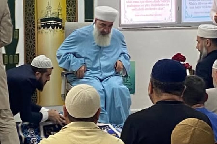 Şeyh Seyyid Muhammed Mübarek El Hüseyni Hazretleri Nizip'te Manevi Buluşmada Cemaatle Şeyh Seyyid Muhammed Mübarek El Hüseyni Hazretleri Nizip'te Manevi Buluşmada Cemaatle