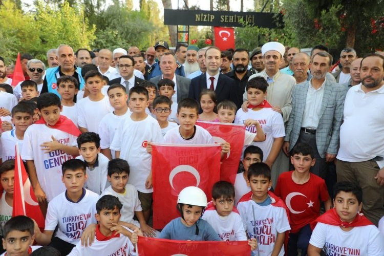 Nizip’te 15 Temmuz Ruhu Yaşatıldı: Şehitlik Yürüyüşü ve Dua Programı Gerçekleştirildi Nizip’te 15 Temmuz Ruhu Yaşatıldı: Şehitlik Yürüyüşü ve Dua Programı Gerçekleştirildi