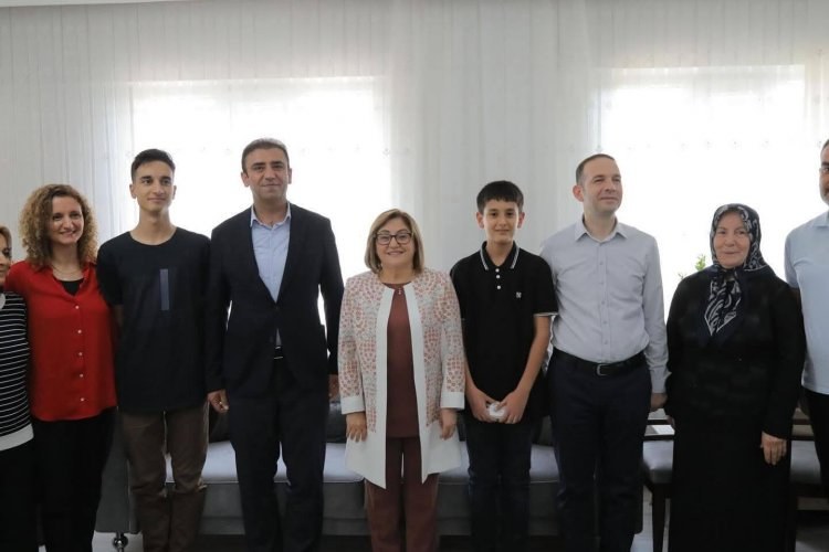 Türkiye Birincisi Kardeşlere Anlamlı Ziyaret: Özyurtseven Ailesine Protokolden Tebrik Türkiye Birincisi Kardeşlere Anlamlı Ziyaret: Özyurtseven Ailesine Protokolden Tebrik