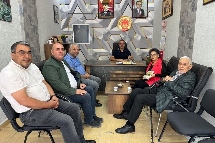 Nizipli Hayırsever Maruf Marufoğlu ve Yazar Saadet Uygur’dan Nizip Gazeteciler Derneğ Nizipli Hayırsever Maruf Marufoğlu ve Yazar Saadet Uygur’dan Nizip Gazeteciler Derneğ