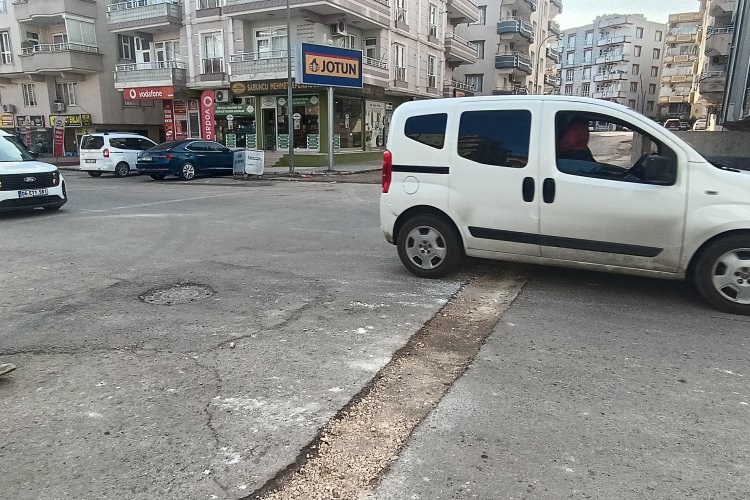 Nizip’te Kazılan Yollar Sürücülere Zor Anlar Yaşatıyor Nizip’te Kazılan Yollar Sürücülere Zor Anlar Yaşatıyor
