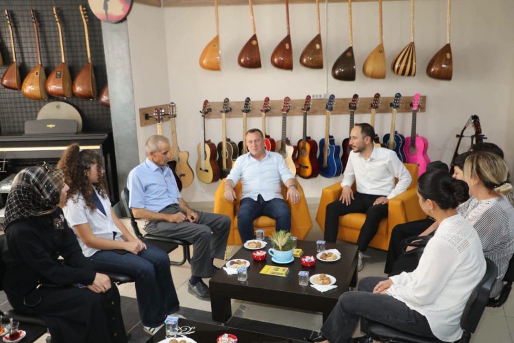 Başkan Ali Doğan’dan Barış Müzik Evi’ne Ziyaret: Türkülerle Dolu Keyifli Buluşma Başkan Ali Doğan’dan Barış Müzik Evi’ne Ziyaret: Türkülerle Dolu Keyifli Buluşma