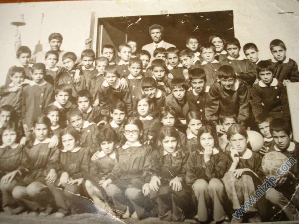 1974-1975 yılına ait ilkokul resmi