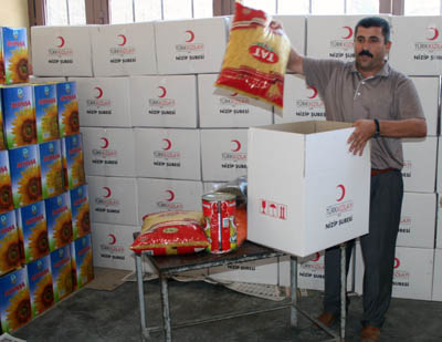 Nizip KIZILAY'dan 100 aileye yardım Nizip KIZILAY'dan 100 aileye yardım