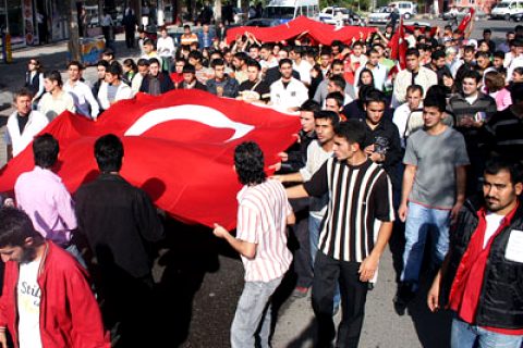 Teröre tepkiler çığ gibi büyüyor