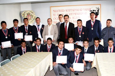Güreşçi öğrencilere başarı belgesi