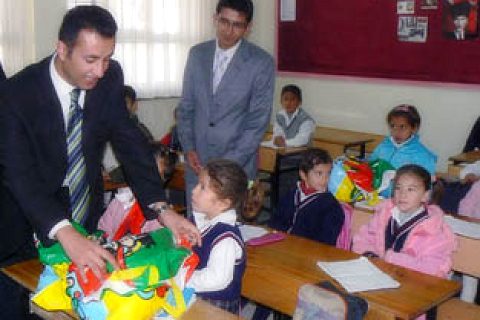 Karkamış'ta 387 öğrenciye giyecek yardımı