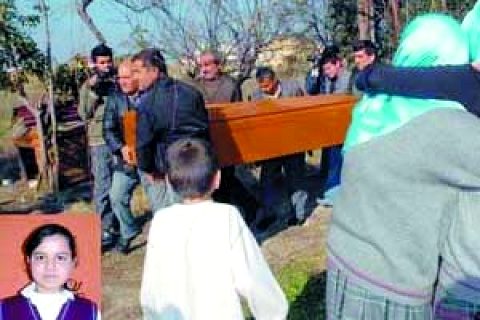 Uyuyan kızını elleriyle boğdu