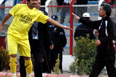 Şehit Kamil tekliyor. 1-0