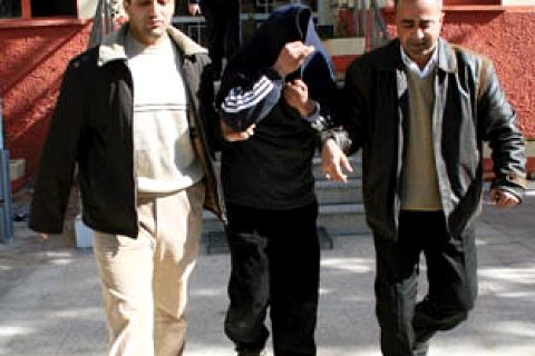 Hırsızlık için girdiği evde dayak yedi