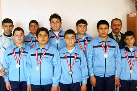 Güreşte madalyalar Adile Altınbaş İlköğretimin okuluna geldi