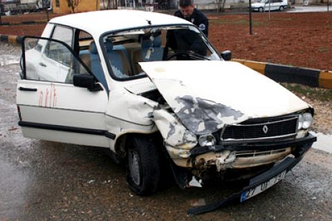 E-90'da kaza 2 yaralı