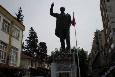 Atatürk heykeli zor durumda
