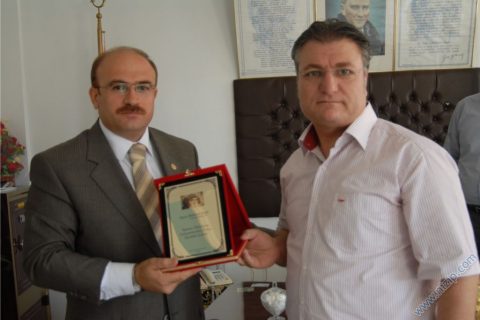 Sürücü Kurslarından Milletvekili Sarıya plaket