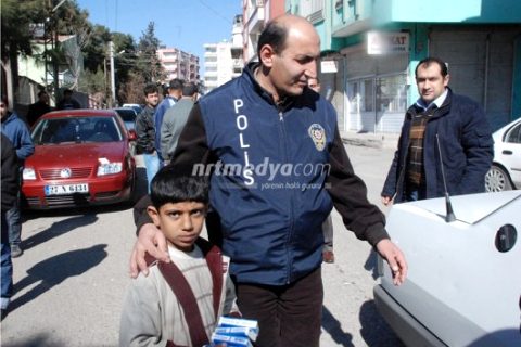 Mendil Satan Çocuğa, Polis Şefkati