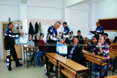 "Okuyorum, Öğreniyorum, Polisimi Seviyorum"