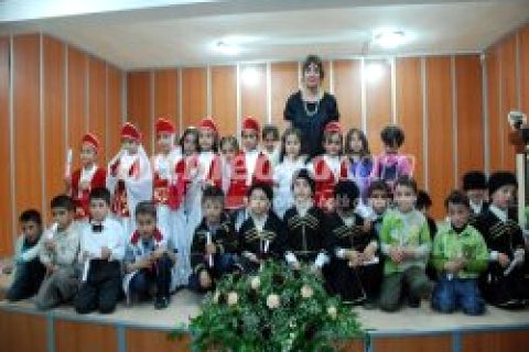 Minikler, Büyüklere Taş Çıkarttı