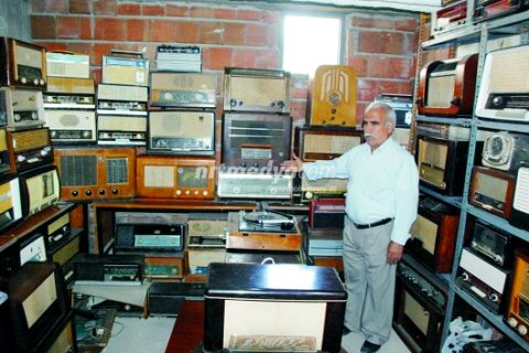 Eski Radyolara, Gözü Gibi Bakıyor
