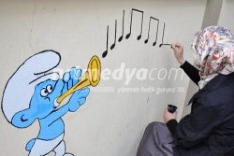 Öğretmen ve Öğrenciler, Okul Duvarını Süsledi