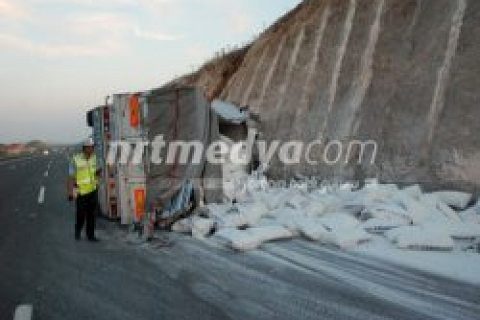 Un Yüklü Tır, Şarampole Yuvarlandı