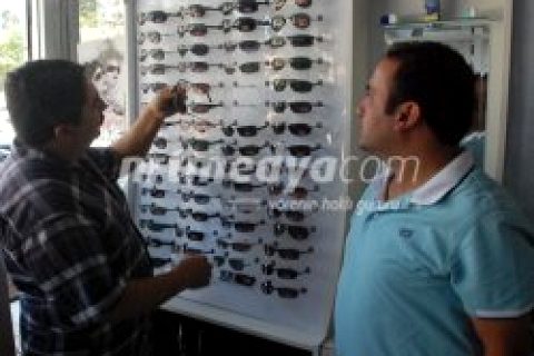 Güneş Gözlükleri Vitrinleri Süslemeye Başladı