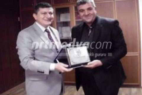 Taksicilerden Emniyete Plaket