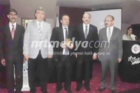 Engelliler Derneği'nden Dr. Parıltı'ya plaket