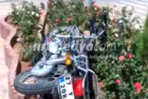 Motosiklet Çiçekliğe Uçtu