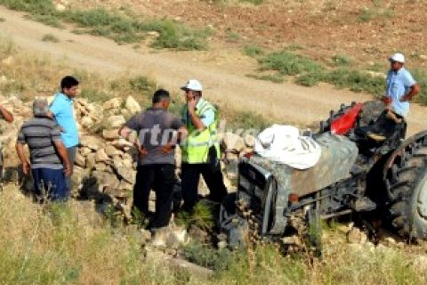 Traktör şarampole yuvarlandı:1 ölü