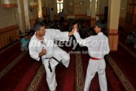 Cami depo değil ama... Karate salonu mu?