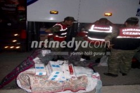 Video:   YOLCU OTOBÜSÜNDE 2 BİN PAKET KAÇAK SİGARA ELE GEÇİRİLDİ