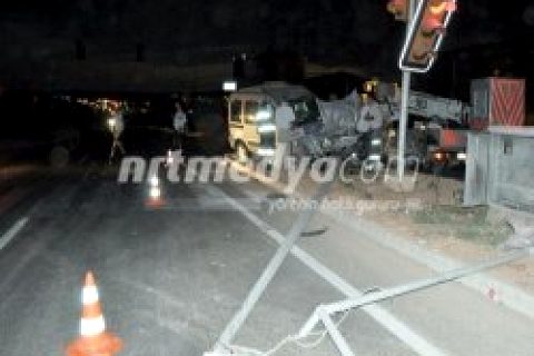 Traktör, Trafik Işıklarına Çarptı
