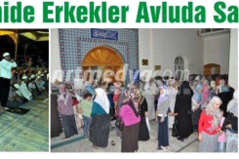 Kadınlar Camide Erkekler Avluda Saf Tuttu
