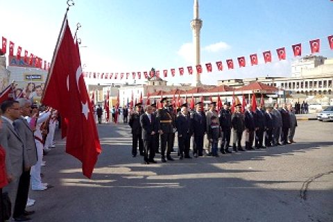 29 Ekim Cumhuriyet Bayramı Cumhuriyet meydanında yapılan törenle kutlandı.