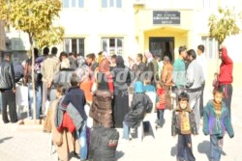 Suriyeliler Geceyi Taziye Evinde Geçirdi