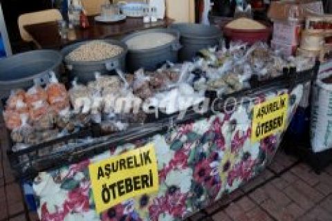 Aşurelik Malzemeler Tezgahlarda