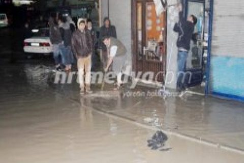 Birecik\'te Şiddetli Yağış Hayatı Felç Etti