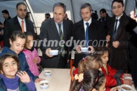çadır kentte aşure dağıtımı