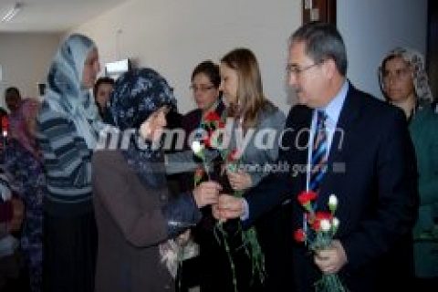 Suriyeli Kadınlara Karanfil