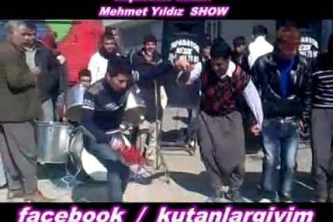 Video: İmparator Müzik Seydo Çalıyor Mehmet Yıldız Ortada Coşturuyor  -- KUTANLAR Giy