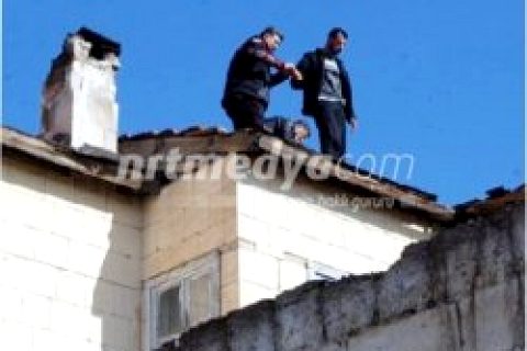 Evden uzaklaştırma cezası alınca çatıya çıktı