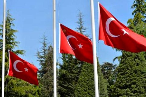 Nizip ilçesinde bayraklar yarıya indirildi