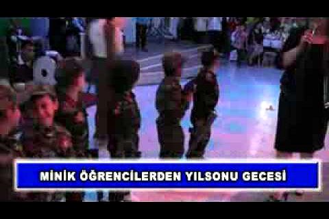 Minik öğrencilerden yılsonu gecesi