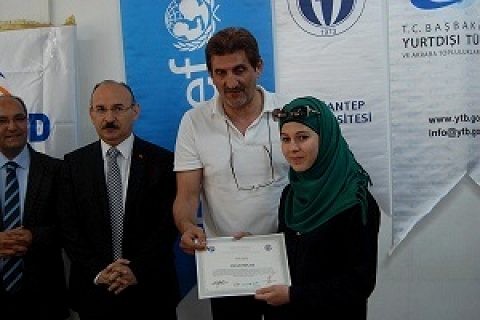 TÖMER Dil Kursu projesi kapsamında eğitim alan 400 Suriyeli öğrenciye sertifikaları v