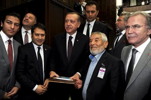 Şair Ahmet Şahin Başbakan'a Şiirlerini Sundu